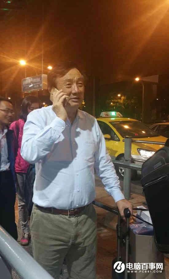 低調(diào)！華為創(chuàng)始人任正非自己提行李擠車(chē)廂