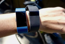 Fitbit發(fā)布兩款智能運動手環(huán) 外觀時尚獨具匠心