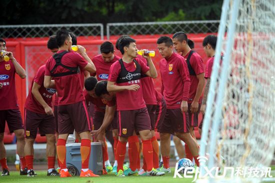 國足沈陽備戰(zhàn)下場同伊朗比賽 隊員訓練身上所穿內(nèi)衣是什么？