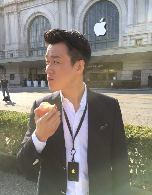 iPhone7發(fā)布會(huì)邀請唯一中國明星：蘋果總部門前啃蘋果