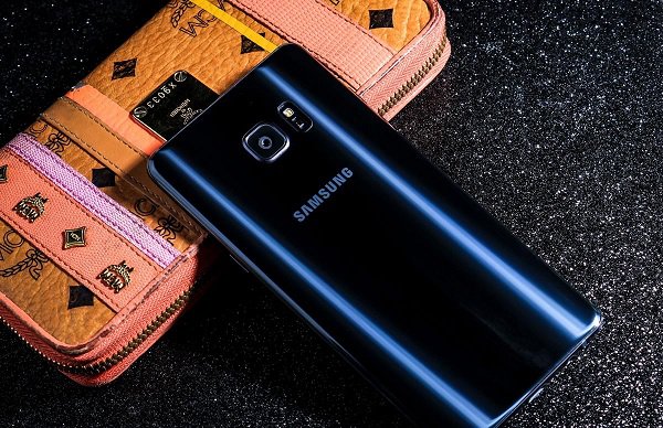 三星Note7爆炸原因揭秘：精湛的外觀是罪魁禍?zhǔn)?/><br/>三星Note7</p><p>三星在Note 7上第一次用到了7000系列的鋁合金，這種材料與S7的邊框相比在強(qiáng)度和耐用性方面都要好不少。在Note7上，三星還用到了史上最大的3D曲面屏幕。同時(shí)，為了追求對(duì)稱的效果，三星將機(jī)身背部也做成了3D玻璃。借助3D曲面屏，Note7成了史上寬度最小的Note系列機(jī)型。因此，從外觀來看，Note7確實(shí)有種溫潤(rùn)如玉的感覺。</p><p>不過，這樣完美的外觀設(shè)計(jì)卻最終斷送了Note 7的前程。第一次召回發(fā)生后，泄露的文件顯示三星旗下SDI公司生產(chǎn)的電池存在公差，它比Note7機(jī)身的電池倉(cāng)稍大（頭發(fā)絲大小的誤差）。<strong>因此裝配時(shí)只能用力塞進(jìn)去，這就造成了機(jī)身內(nèi)的隔離板離邊框太近，一旦遭遇外力，電池正負(fù)極就會(huì)沖破隔離板相互接觸，造成短路起火。此外，研究人員發(fā)現(xiàn)由其他代工廠生產(chǎn)的絕緣膠帶也存在質(zhì)量問題。</strong></p><p style=