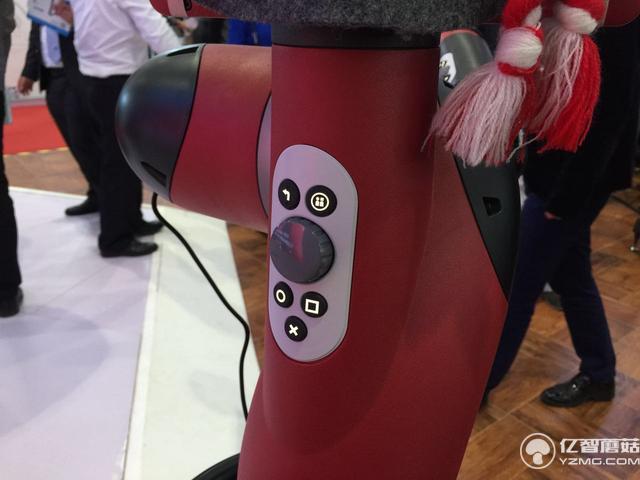 誰說機械臂就一定粗魯？這個機器人你碰一下它就不動了