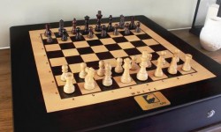 Square Off智能國(guó)際象棋：隔著地球也能對(duì)戰(zhàn)下棋