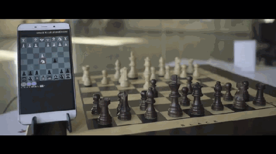 這棋盤(pán)有哈利的魔法？隔著地球也能對(duì)戰(zhàn)下棋
