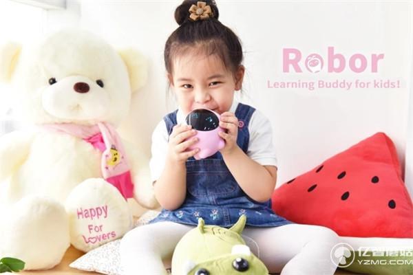 獨(dú)生子女太孤單？這個(gè)機(jī)器人能陪孩子學(xué)習(xí)一起玩