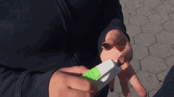 指甲缝里有尘土？ 试试这款指甲清洁器