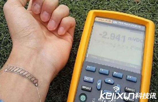 美国研发可穿戴发电器 用人体与环境温差发电