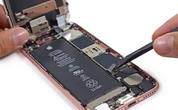 iPhone6s自動關(guān)機(jī)事件：或?qū)е码姵毓?yīng)商洗牌