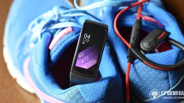 Gear Fit 2終于升級(jí)了 不然仰臥起坐得自己數(shù)