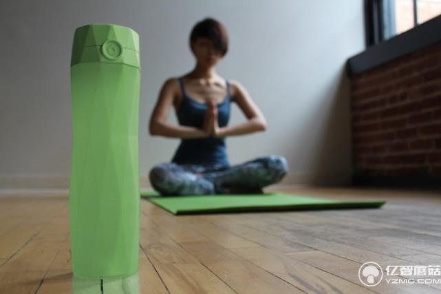 這款顏值爆表的智能水杯能提醒你按時(shí)補(bǔ)水