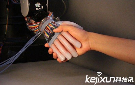 科學(xué)家研制柔性機(jī)器人手 可感知物體形狀紋理