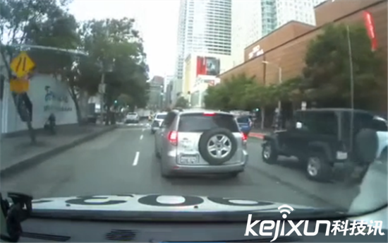 Uber無(wú)人駕駛汽車被曝闖紅燈 官方回應(yīng)是人為錯(cuò)誤