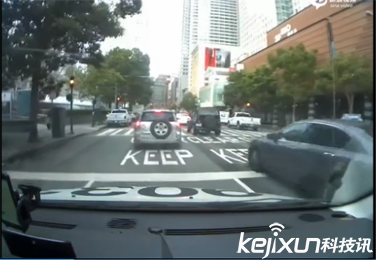 Uber無(wú)人駕駛汽車被曝闖紅燈 官方回應(yīng)是人為錯(cuò)誤