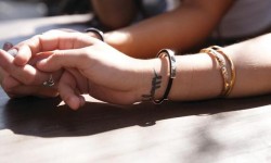 這個TUCK手環(huán)可以幫你掩飾一下 頭繩綁手腕上太難看？