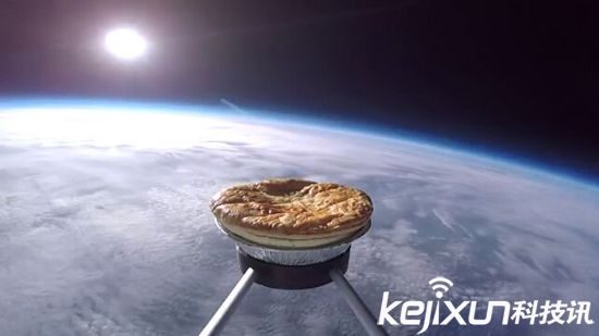 太空愛(ài)好者將餡餅送往太空 被大氣層高溫烤熟