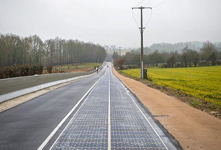 法國建成世界首條太陽能公路 為路燈提供電源