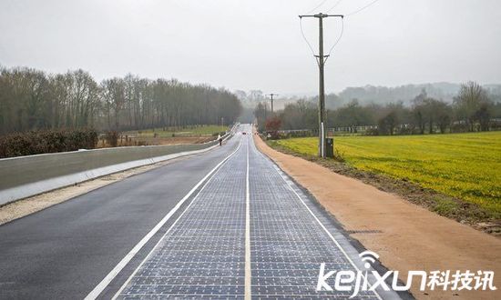 法國(guó)建成世界首條太陽(yáng)能公路 為路燈提供電源