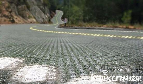 法國(guó)建成世界首條太陽(yáng)能公路 為路燈提供電源