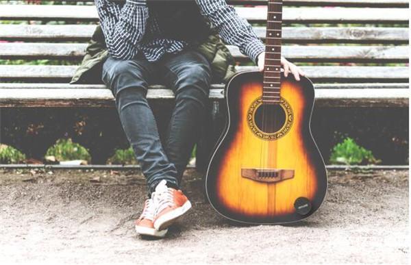 吉他撩妹大法？那帶上能錄專屬伴奏的小音箱吧