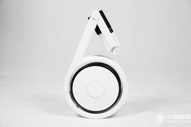 如何優(yōu)雅地變成焦點(diǎn)？從背里掏出一輛電動(dòng)車就行