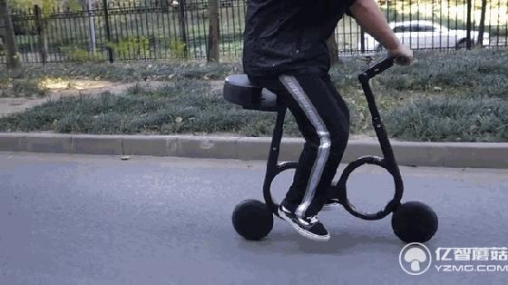 如何優(yōu)雅地變成焦點(diǎn)？從背里掏出一輛電動(dòng)車就行