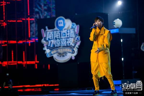 說明: 陌陌直播17驚喜夜-嘉賓李宇春現(xiàn)場表演_2.jpg