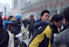 美團武漢街頭大戰(zhàn)餓了么 一人被送醫(yī)