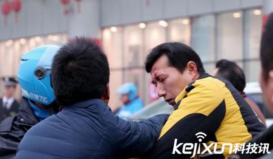 美團(tuán)武漢街頭大戰(zhàn)餓了么 一人被送醫(yī)