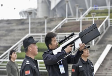 武漢警方配備無(wú)人機(jī)反制槍  發(fā)射電磁波對(duì)抗黑飛