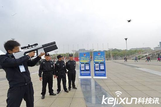 武漢警方配備無人機反制槍  發(fā)射電磁波對抗黑飛