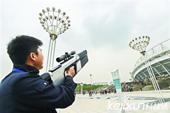 武漢警方配備無人機反制槍 發(fā)射電磁波對抗黑飛