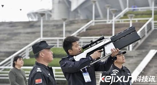 武漢警方配備無人機反制槍  發(fā)射電磁波對抗黑飛