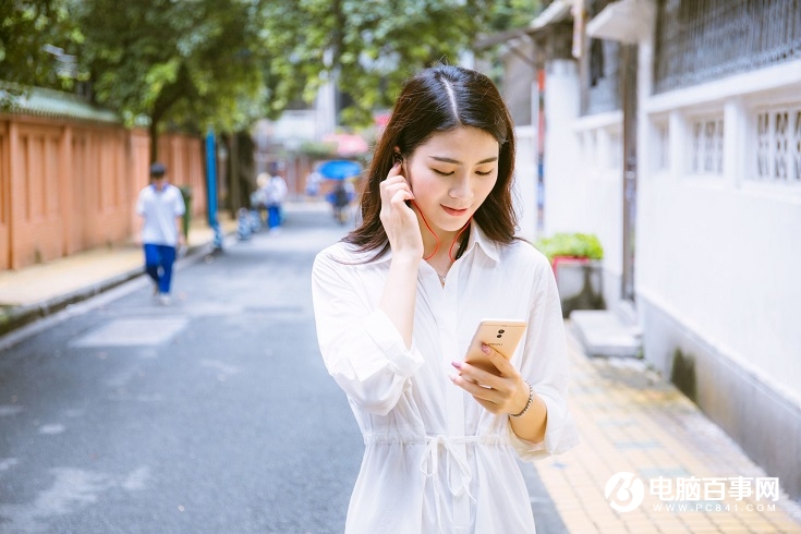 魅藍(lán)EP52耳機(jī)如何？魅藍(lán)EP52美女體驗(yàn)圖賞