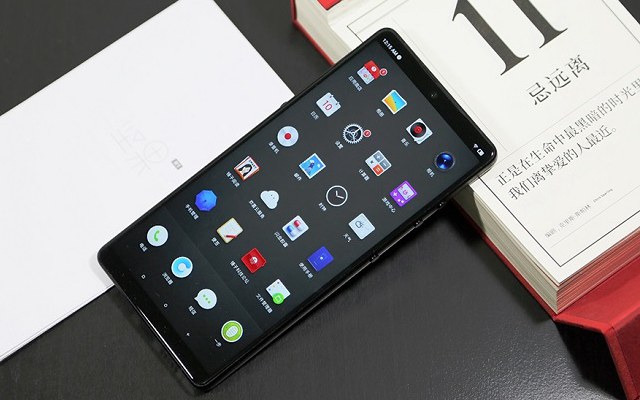 堅果R1白色和黑色哪個好看？堅果R1黑白雙色對比