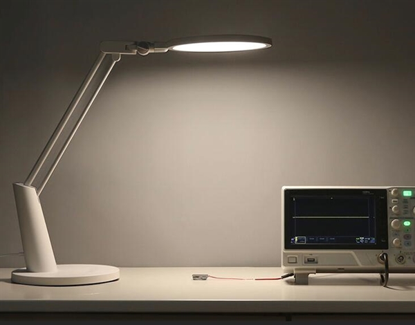 小米眾籌Yeelight智能護(hù)眼臺燈在京東首發(fā) 499元。