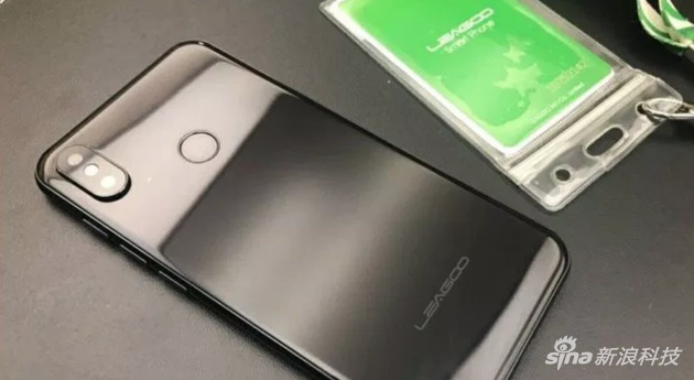 外媒：小米8在設(shè)計(jì)上模仿了蘋(píng)果的iPhone X