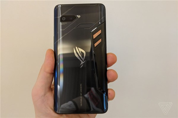 華碩ROG Phone游戲手機(jī)發(fā)布：可外接散熱風(fēng)扇