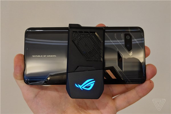 華碩ROG Phone游戲手機(jī)發(fā)布：可外接散熱風(fēng)扇