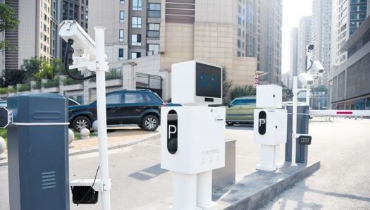 停車機(jī)器人上崗 實現(xiàn)停車場無人值守
