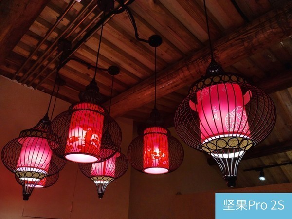 堅果Pro2s和小米8se哪個好？堅果Pro2s對比小米8se區(qū)別評測