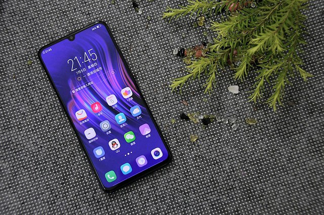 vivo X23幻夜藍版圖賞:炫光漸變色設(shè)計，在光線下十分純美