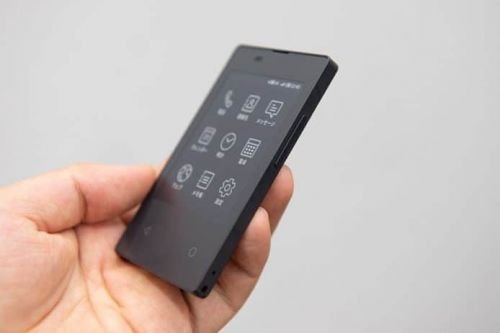 日本全球最薄最輕的4G卡片型手機KY01L：僅有名片大小