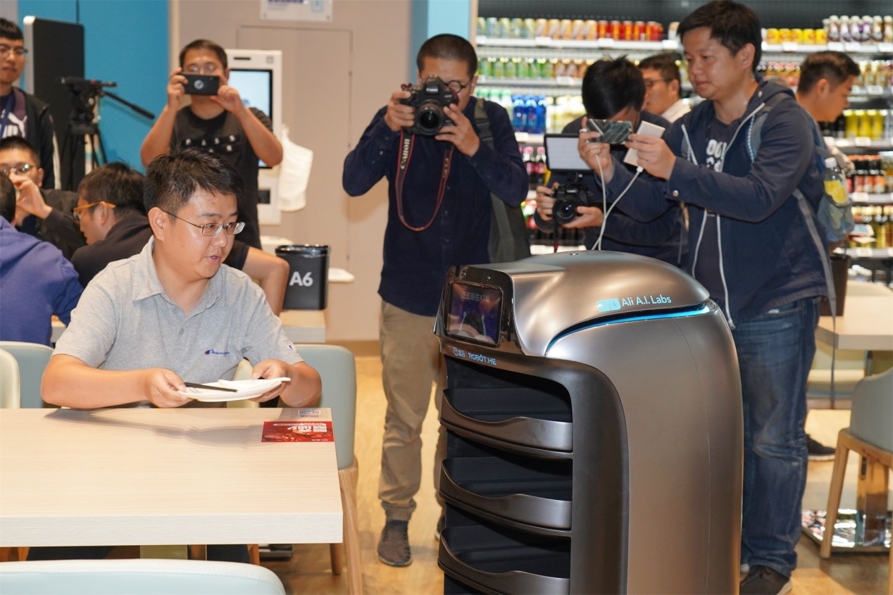 阿里達摩院機器人“谷神星”上崗 能幫餐廳服務員干80%體力活