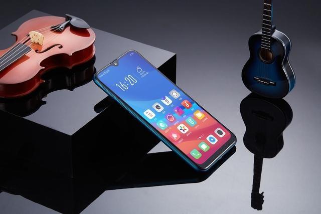 OPPO A7外觀評(píng)測(cè)賞析：OPPO又一款驚艷水滴屏之作