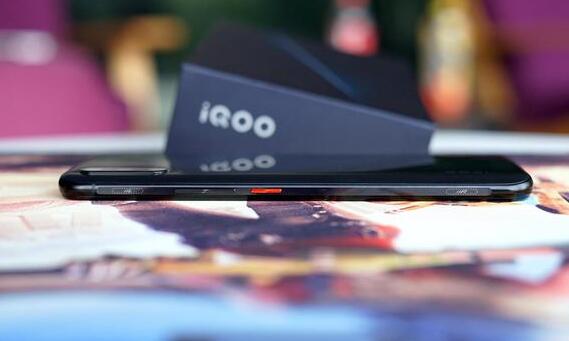 iQOO配置怎么樣？vivo iQOO真機(jī)開(kāi)箱外觀圖賞