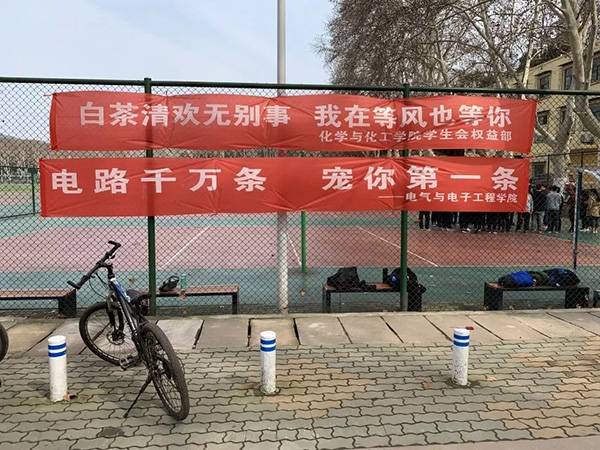 各大高校開始女生節(jié)條幅大戰(zhàn) 網(wǎng)友：果然是別人家的大學(xué)