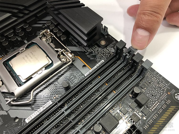 臺式電腦內(nèi)存條怎么安裝？臺式機(jī)雙通道內(nèi)存安裝圖解方法教程